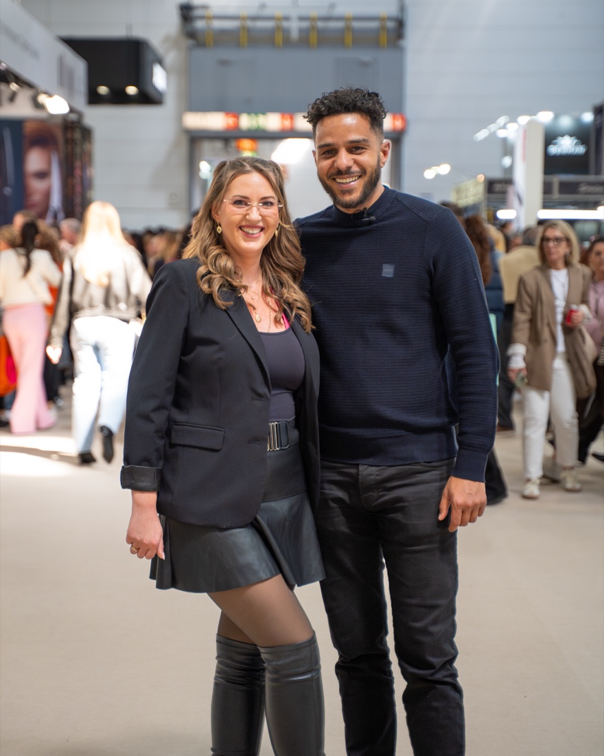Tobias Eisele mit einer Studio-Inhaberin auf einer Beauty-Messe
